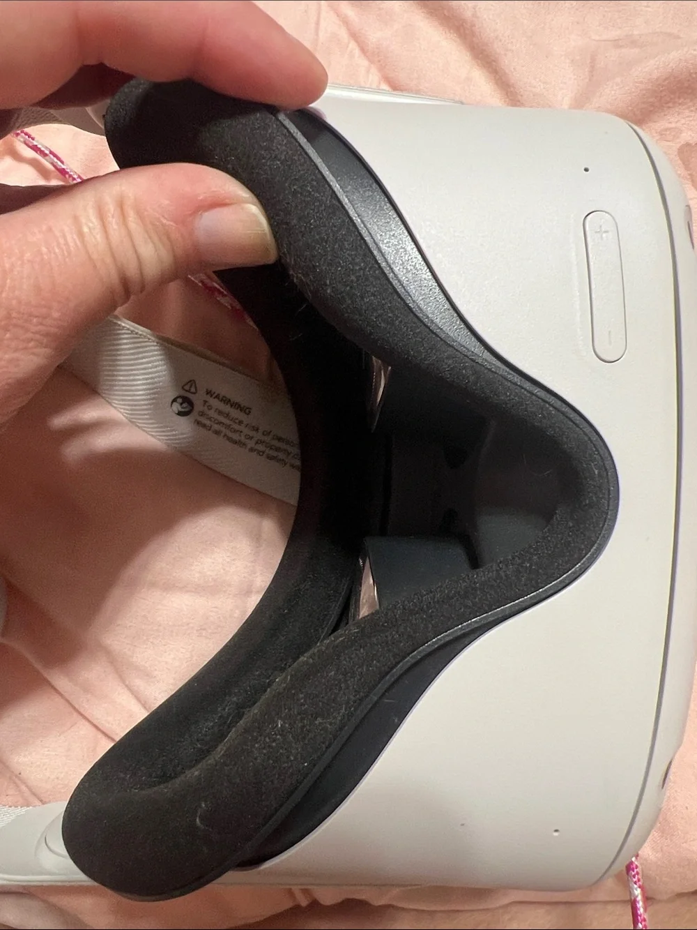 Standalone White VR Headset with Matching White Motion Controllers..Very Good